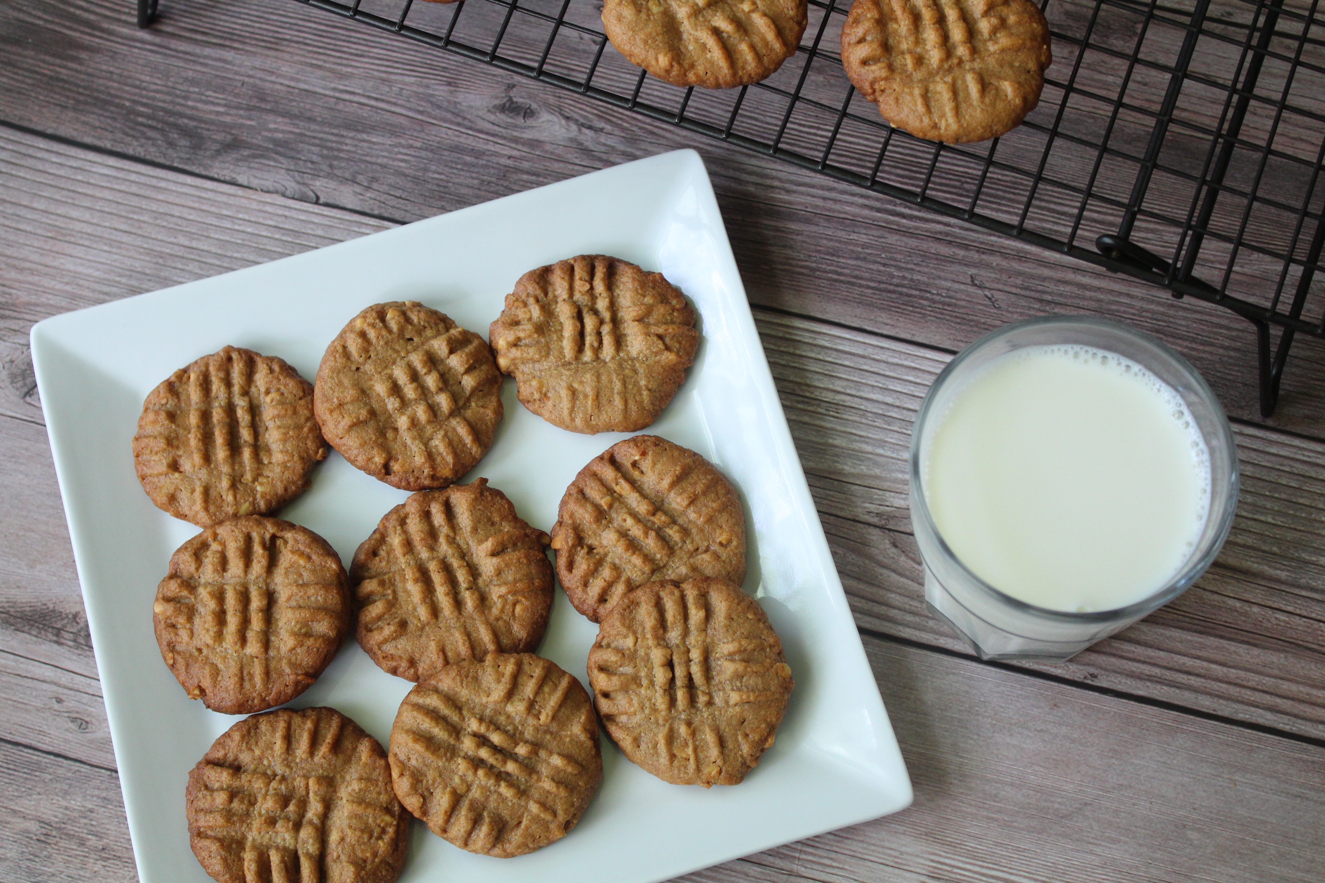 Easy Crunchy Peanut Butter Cookies (4 Ingredients)